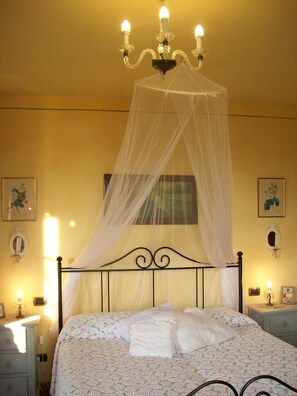 2 bedrooms, desk, iron/ironing board, travel cot