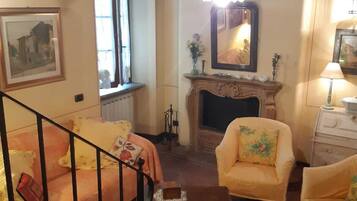 Fernseher, Kamin, Tischfußball, Tischtennisplatte