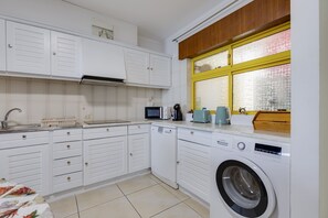 Refrigerador, microondas, placa de cocina, lavavajillas