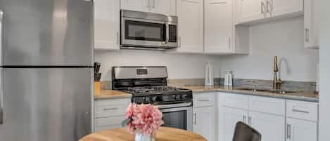Réfrigérateur, micro-ondes, plaque de cuisson, cafetiÚre/bouilloire