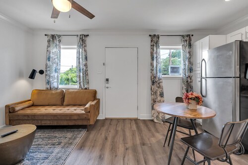Charming Apt Close to the Garden District, Wi-Fi, Off-Street Parking, and More!