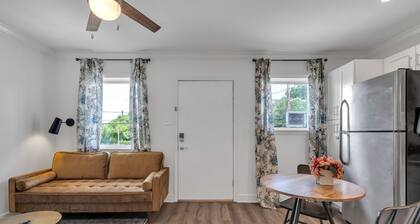 Charming Apt Close to the Garden District, Wi-Fi, Off-Street Parking, and More!