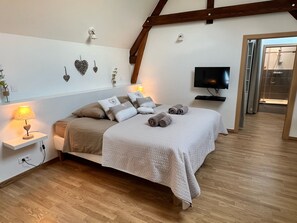 1 chambre, fer et planche à repasser, lit de bébé portatif