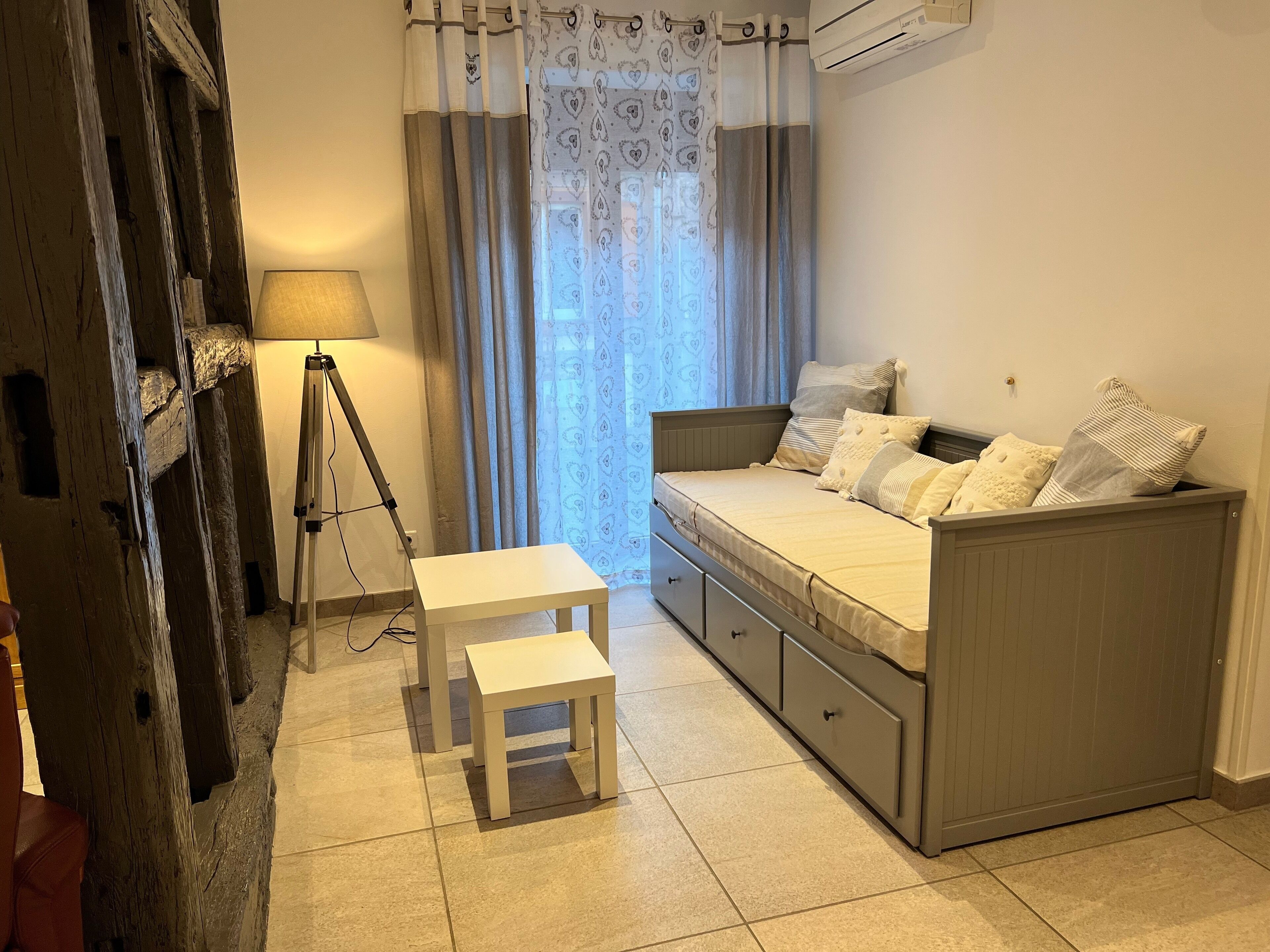 Une petite pièce agréable, avec un lit, un bureau et une lampe.