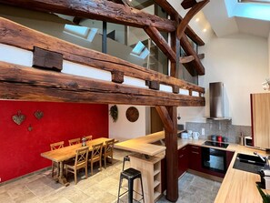 Réfrigérateur, four à micro-ondes, un four, surface de cuisson