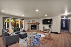 Smart TV, chimenea y libros 