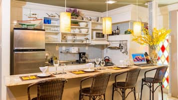 Ático de lujo | Cocina privada | Frigorífico grande, microondas, horno y placa de cocina