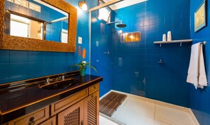 Luksuskattohuoneisto | Kylpyhuone | Suihku, ilmaiset hygieniatuotteet, hiustenkuivaaja, pyyhkeet