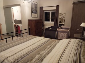 1 slaapkamer, een bureau, een strijkplank/strijkijzer, reisbedje