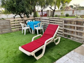Outdoor dining - Cozy studio with barbecue, garden and private covered parking (Alacant)