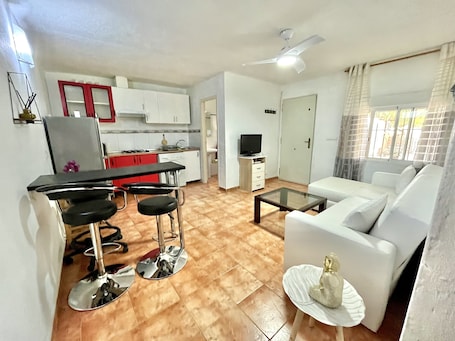 Smart TV. Cozy studio with barbecue, garden and private covered parking