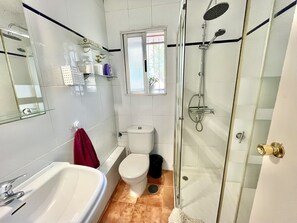 Shower, hair dryer, towels, soap - Cozy studio with barbecue, garden and private covered parking (Alacant)