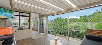 Harrys at Shelly Beach - family home with pool