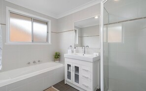 Baignoire, sèche-cheveux