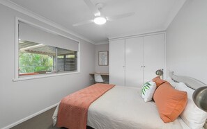 4 bedrooms, iron/ironing board, Internet, bed sheets - Harrys at Shelly Beach - family home with pool (Port Macquarie)