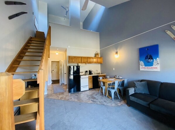 Smart-TV, Kamin, Videospiele, Tischfußball