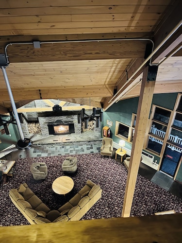 Loon Mtn Loft w/Pool, Jacuzzi Access, Mtn Shuttle