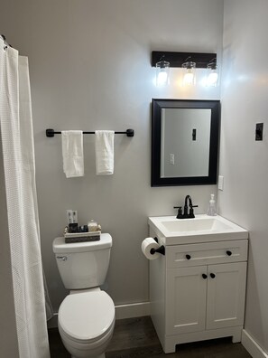 Duschwanne, Whirlpool, Haartrockner, Handtücher