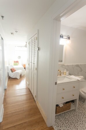 3 عدّة غرف نوم وخزنة داخل الغرفة ومكتب ومكواة/لوح كي