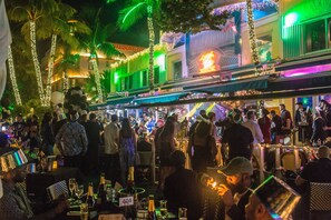 تناول الطعام بالخارج