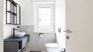 Shower, hair dryer, bidet, towels - Apartment within walking distance of Merano's thermal baths and beautiful promenades (Merano)