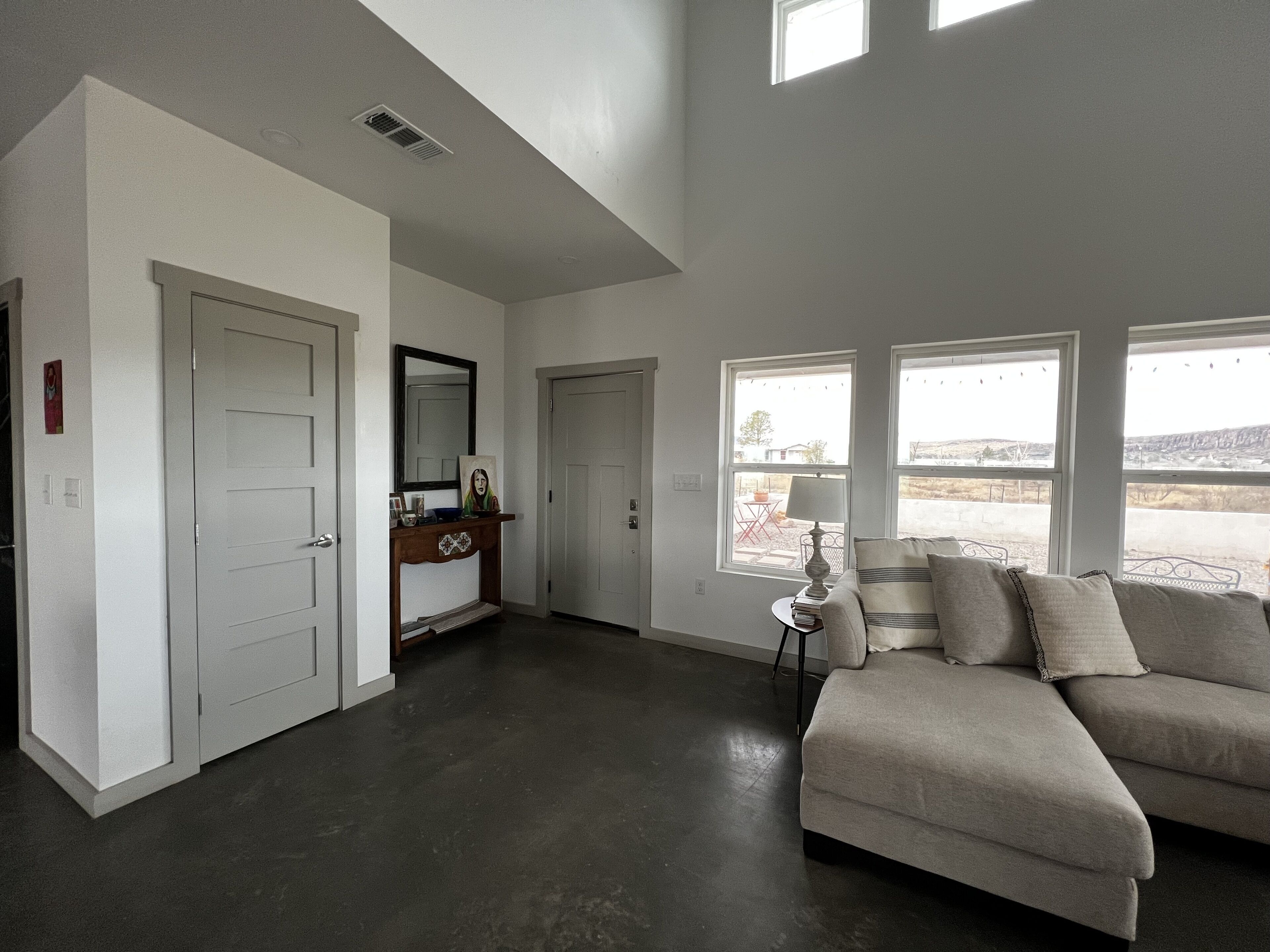 Smart TV, fireplace, books, stereo