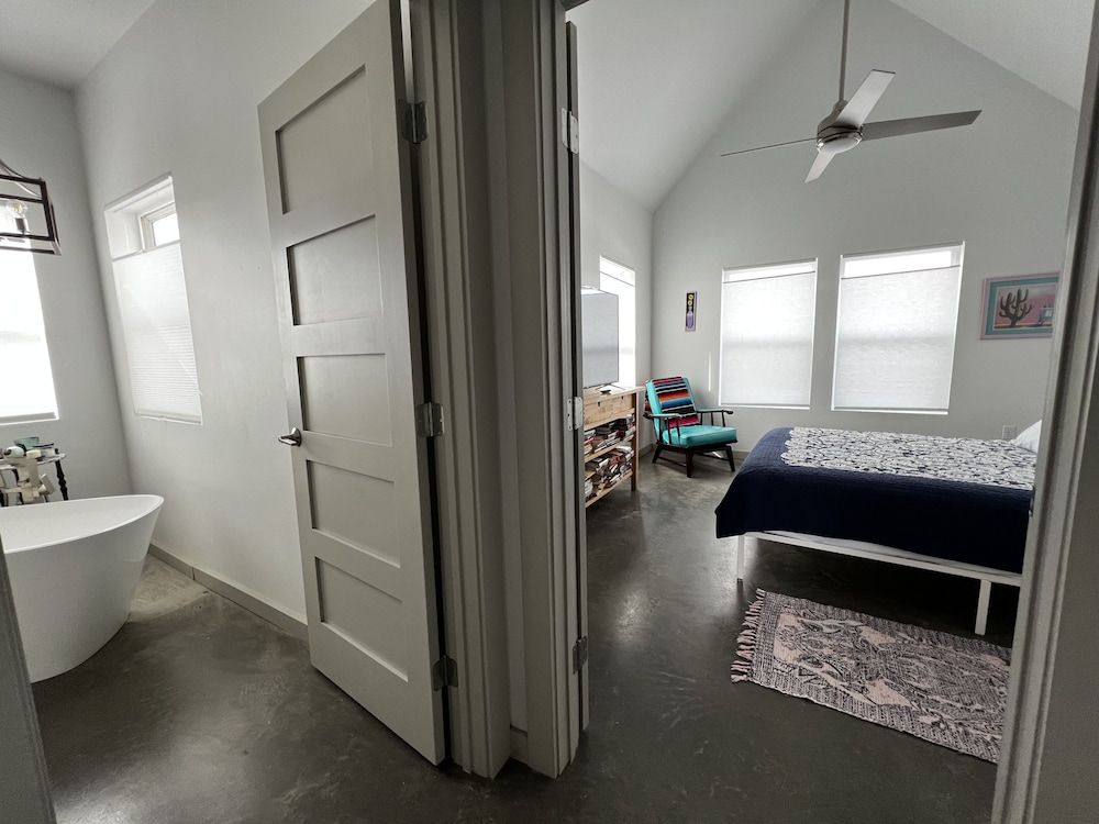 Contemporary all new, entire home perfect for a luxury getaway Fort