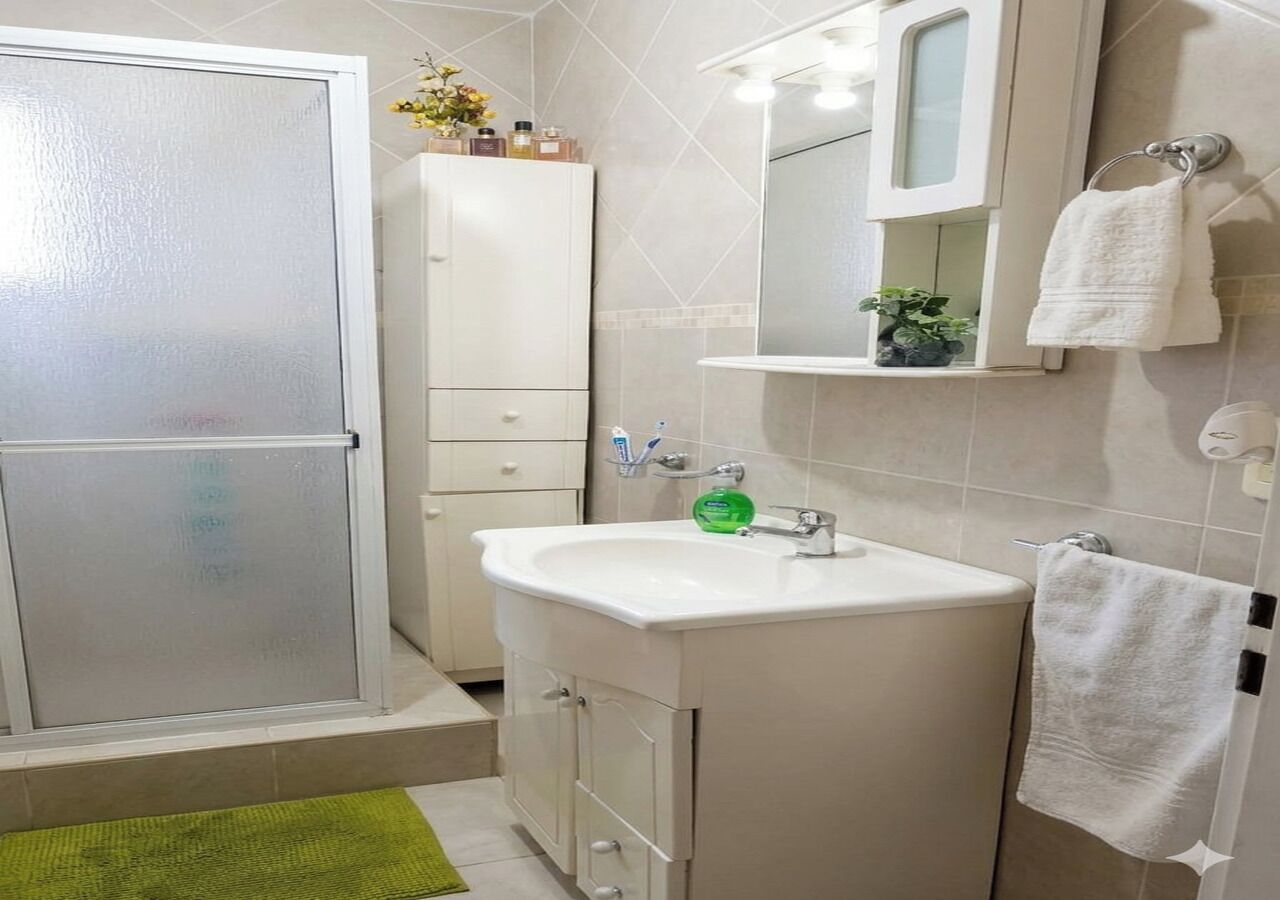 Ducha y bañera combinadas, bidé, toallas y jabón