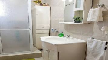 Ducha y bañera combinadas, bidé, toallas y jabón
