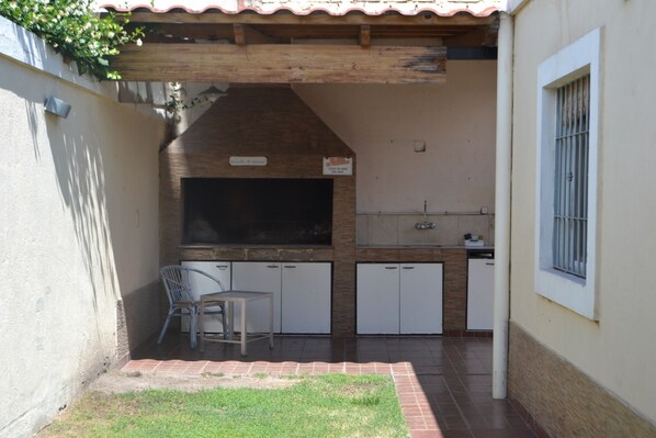 An outdoor kitchen area with a grill, a sink, and a window. - House ideal for up to 7 pax with private garage (Mendoza)