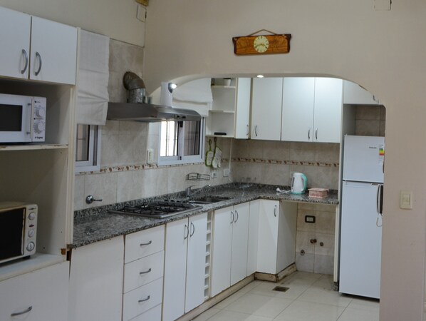 Refrigerador, microondas, horno, cafetera/tetera