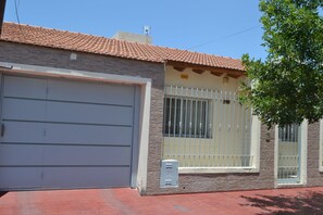 Exterior detail - House ideal for up to 7 pax with private garage (Mendoza)