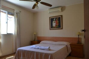 3 bedrooms, desk, iron/ironing board, free WiFi