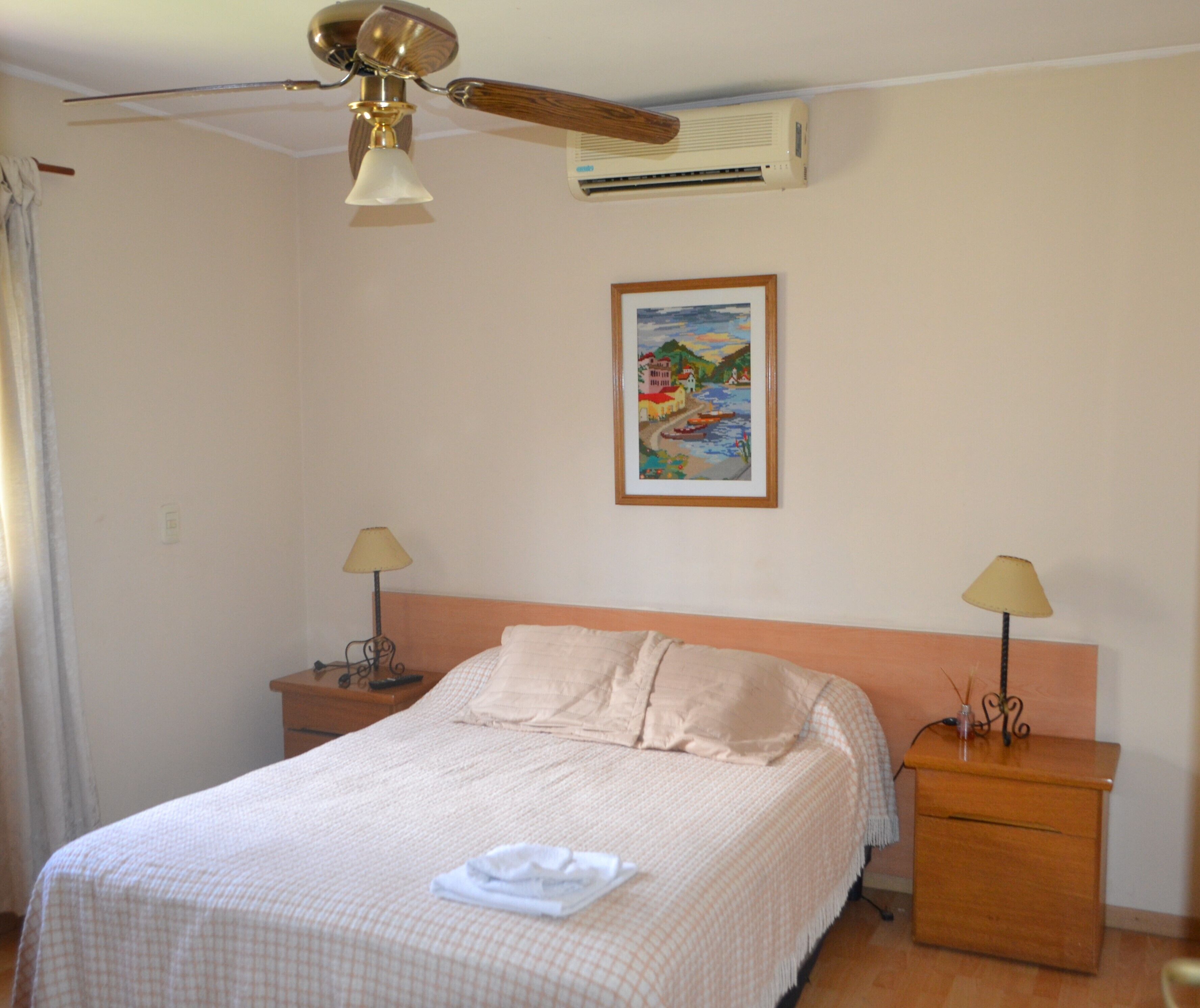 3 makuuhuonetta, työpöytä, silitysrauta/-lauta, ilmainen Wi-Fi