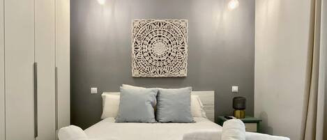 2 bedrooms, iron/ironing board, internet, bed sheets