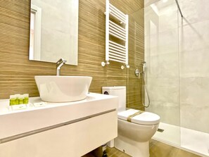 Shower, free toiletries, hair dryer, towels - La Latina Market - 2 bed, 2 bath in the city center (Madrid)