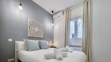 2 bedrooms, iron/ironing board, internet, bed sheets