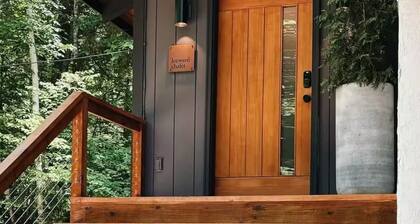 Modern Mountain Chalet Near Storyland & Summer Fun