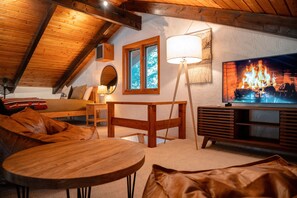 Smart TV, chimenea y libros 