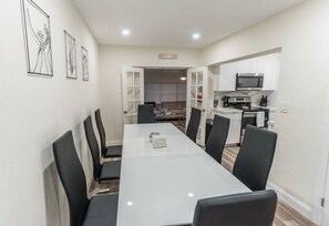 Dining - So Flo Getaway, * Close to beach! * (Fort Lauderdale)