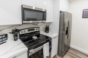 ثلاجة، ميكروويف، فرن، موقد طهي مسطح