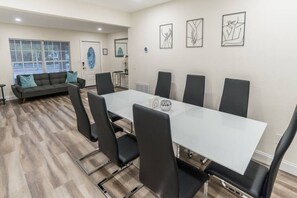 Dining - So Flo Getaway, * Close to beach! * (Fort Lauderdale)