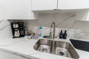 Fridge, microwave, oven, stovetop - So Flo Getaway, * Close to beach! * (Fort Lauderdale)