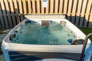 Outdoor spa tub - So Flo Getaway, * Close to beach! * (Fort Lauderdale)