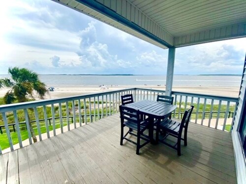 Two bedroom Condo with breathtaking views and balmy breezes that sleeps 6.