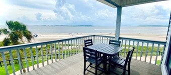 Two bedroom Condo with breathtaking views and balmy breezes that sleeps 6.