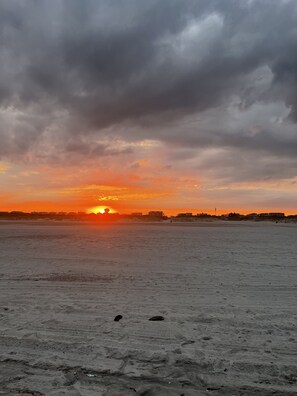 Perto da praia, espreguiçadeiras 