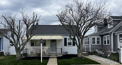 Beach bungalow - 1.5 blocks to the beach - outdoor shower!