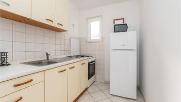 Frigorífico, horno, placa de cocina y cafetera o tetera