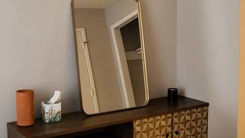 2 habitaciones, escritorio, tabla de planchar con plancha y wifi gratis